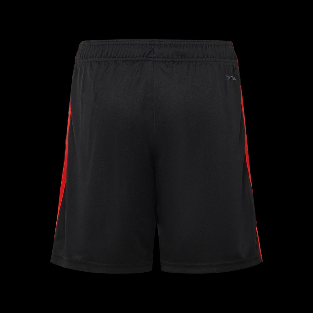 Schwarze Sportshorts mit roten seitlichen Streifen und elastischem Bund.