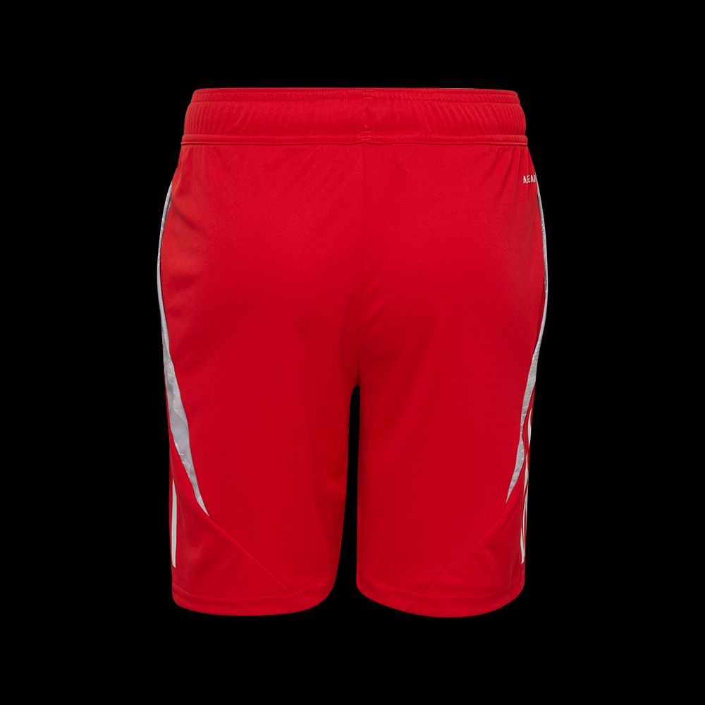 Rote Sportshorts. Die Seiten sind weiß. Das Bild zeigt die Rückseite.