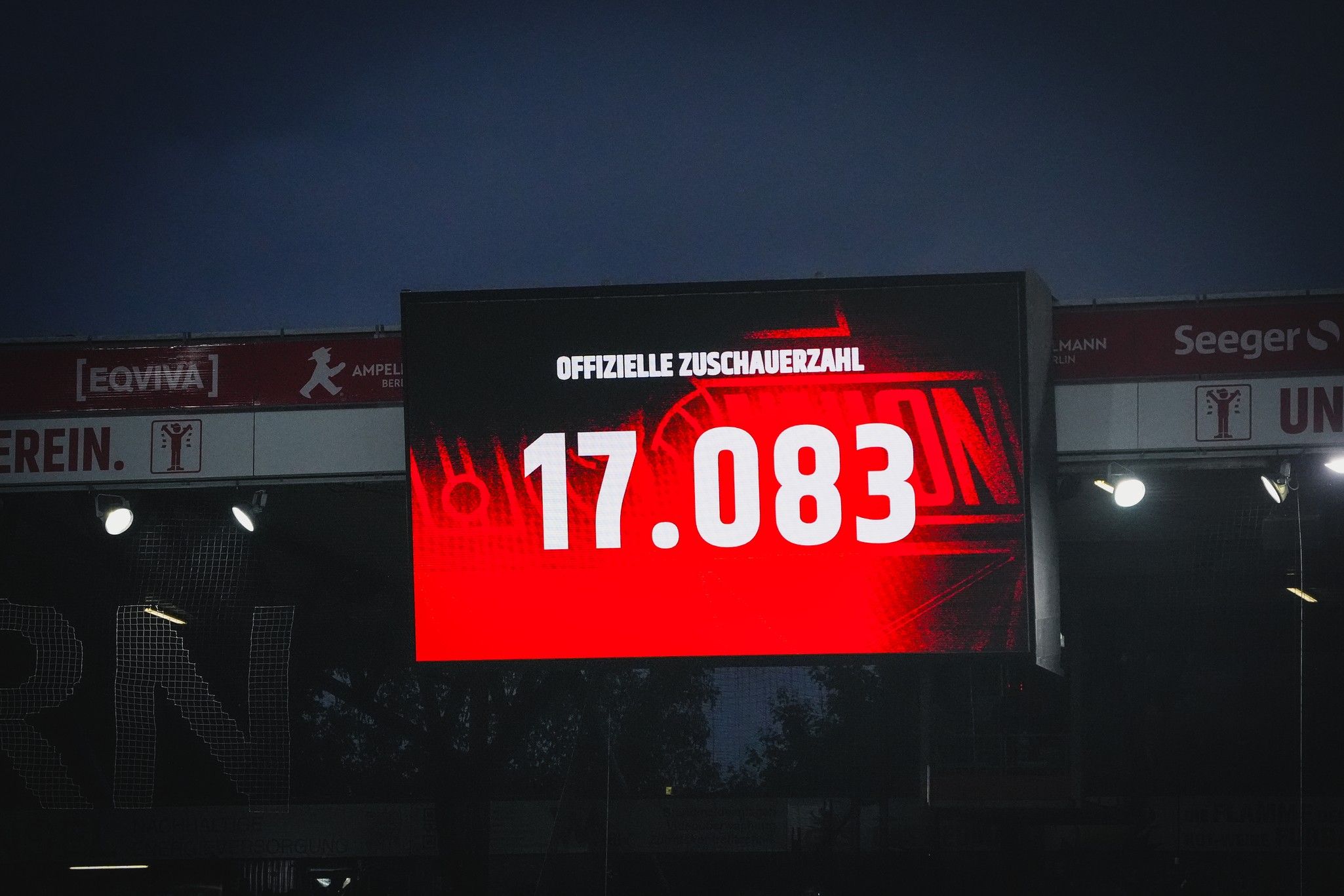 Ein digitales Anzeigegerät zeigt die offizielle Zuschauerzahl von 17.083 bei einem Event an.