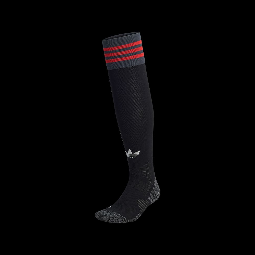 Schwarze Sportsocke mit roten Streifen und Adidas-Logo, die bis zur Wade reicht.