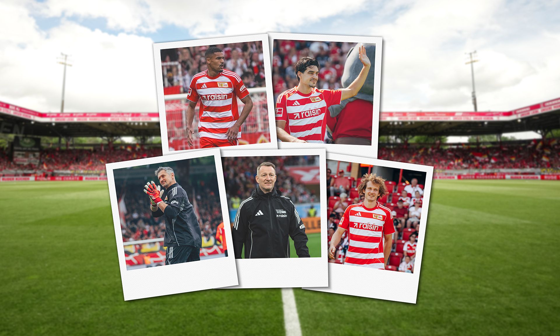 Fünf Polaroid-Bilder von Spielern und Trainern eines Fußballteams vor einem Stadion mit Zuschauern im Hintergrund.