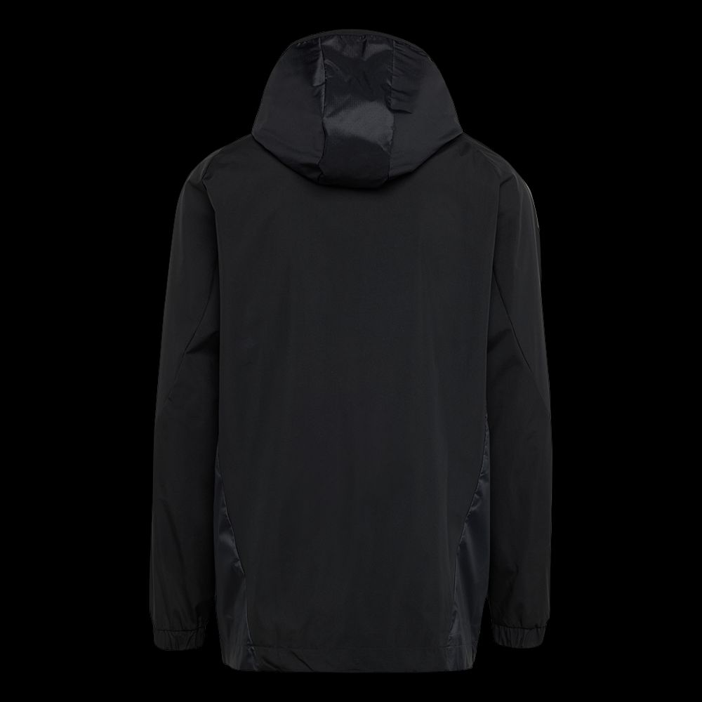Schwarze Jacke mit Kapuze, Sicht von hinten, in einfacher, funktionaler Gestaltung.
