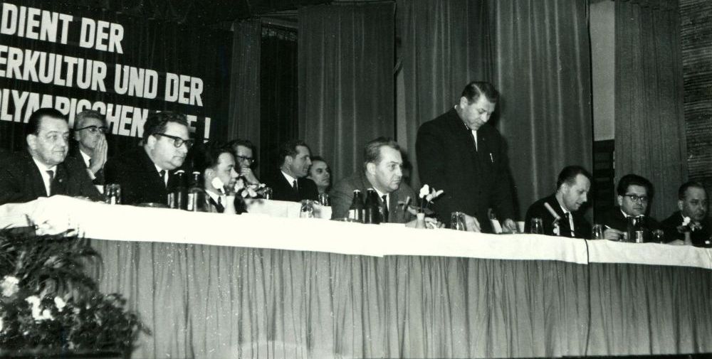 Sitzungs-Präsidium der Gründungskonferenz des 1. FC Union Berlin (3. v. l.: der neue Vorsitzende Werner Otto, Generaldirektor der Vereinigung Volkseigener Betriebe Hochspannungsgeräte und Kabel | 4. v. l.: Paul Fettback, Klubsekretär | 6. v. l.: Werner Sc