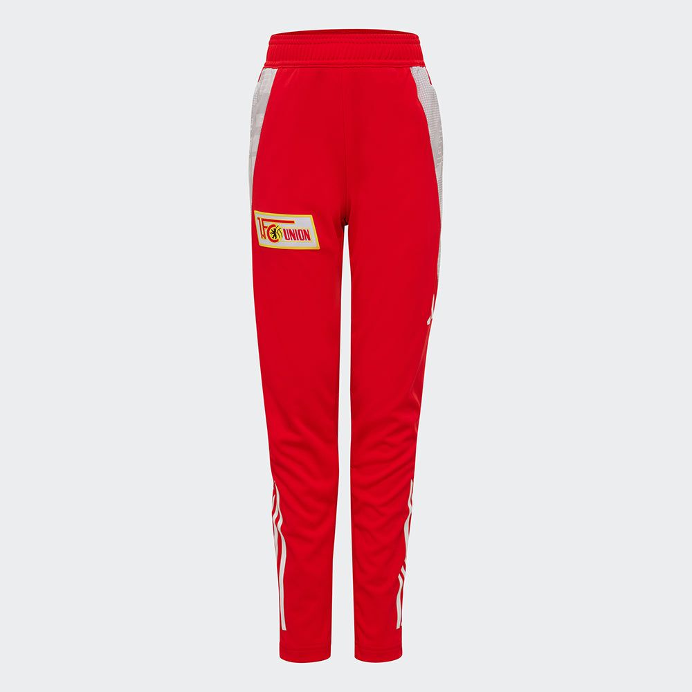 Rote Sporthose. Es gibt weiße und graue Details. Ein gelbes Logo ist vorne.