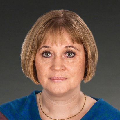 Porträt einer Frau mit kurzem, glattem, blonden Haar und leichtem Make-up, auf neutralem Hintergrund.