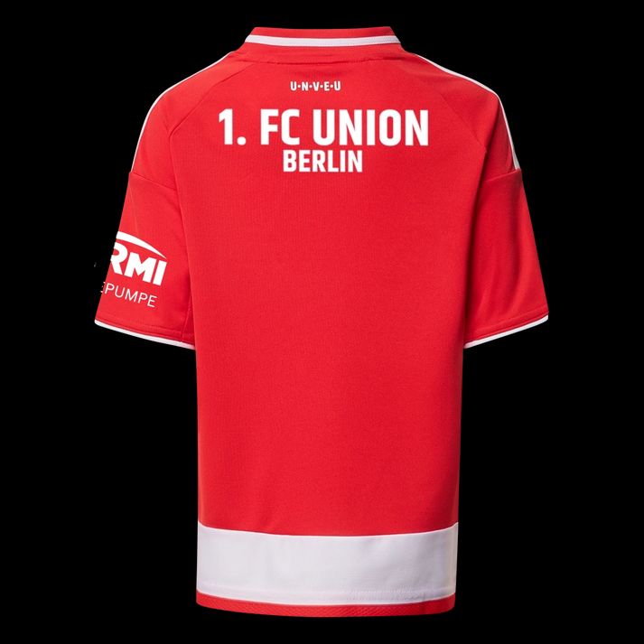 Rotes Fußballtrikot mit Aufschrift "1. FC UNION BERLIN" auf dem Rücken und Logo einer Marke auf dem Ärmel.