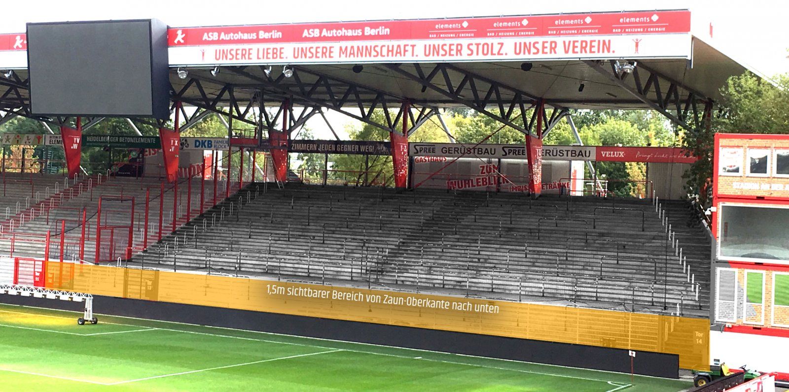 Tribüne eines Fußballstadions mit leeren Sitzplätzen und einem gelben Bereich für einen Zaun im Vordergrund.
