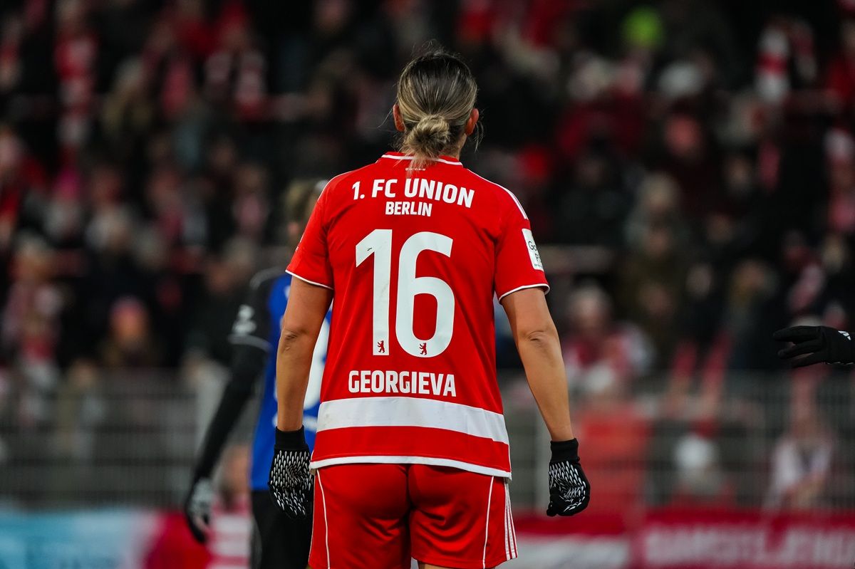Spielerin des 1. FC Union Berlin mit der Nummer 16 und dem Namen Georgieva, von hinten in einem Stadion.