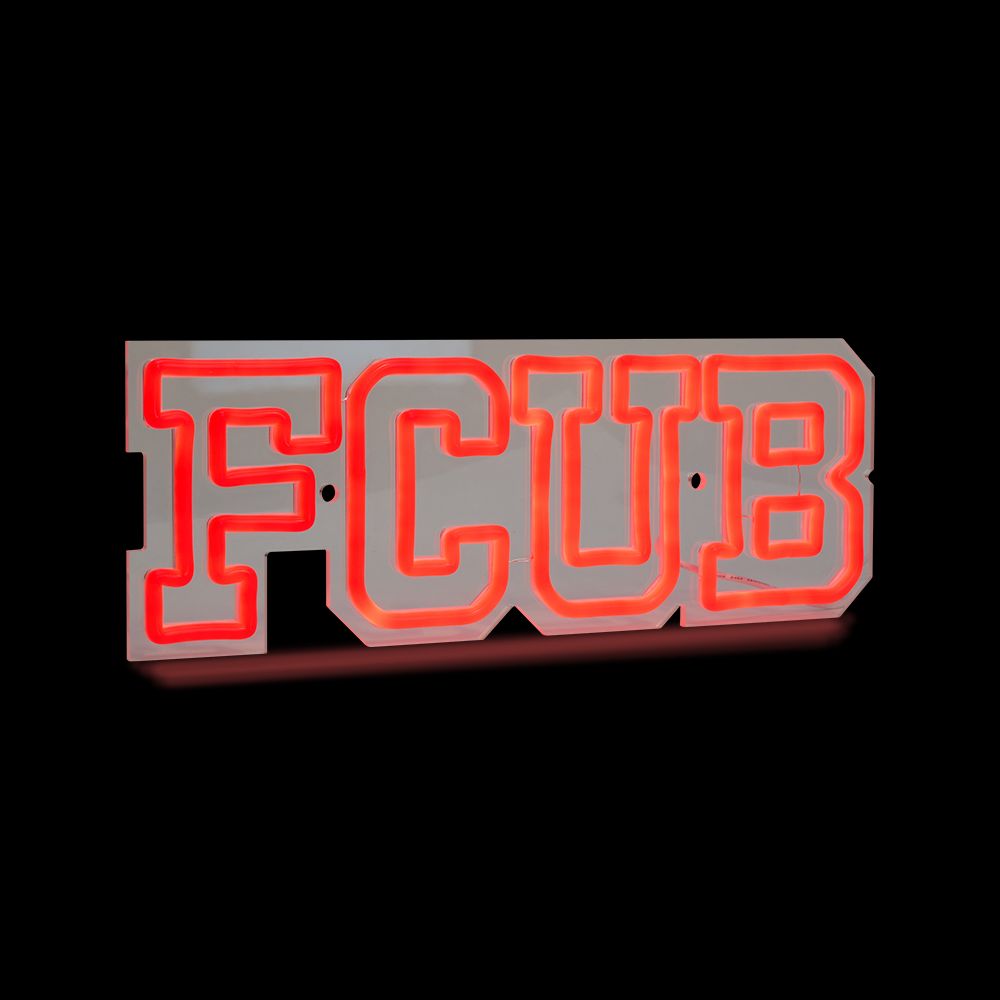 Neonlichter in der Form des Textes "FCUB" in leuchtendem Rot auf einem neutralen Hintergrund.
