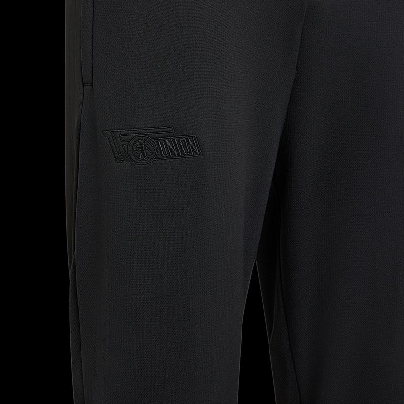 Schwarzer Hoodie mit gesticktem Logo auf der linken Schulter.