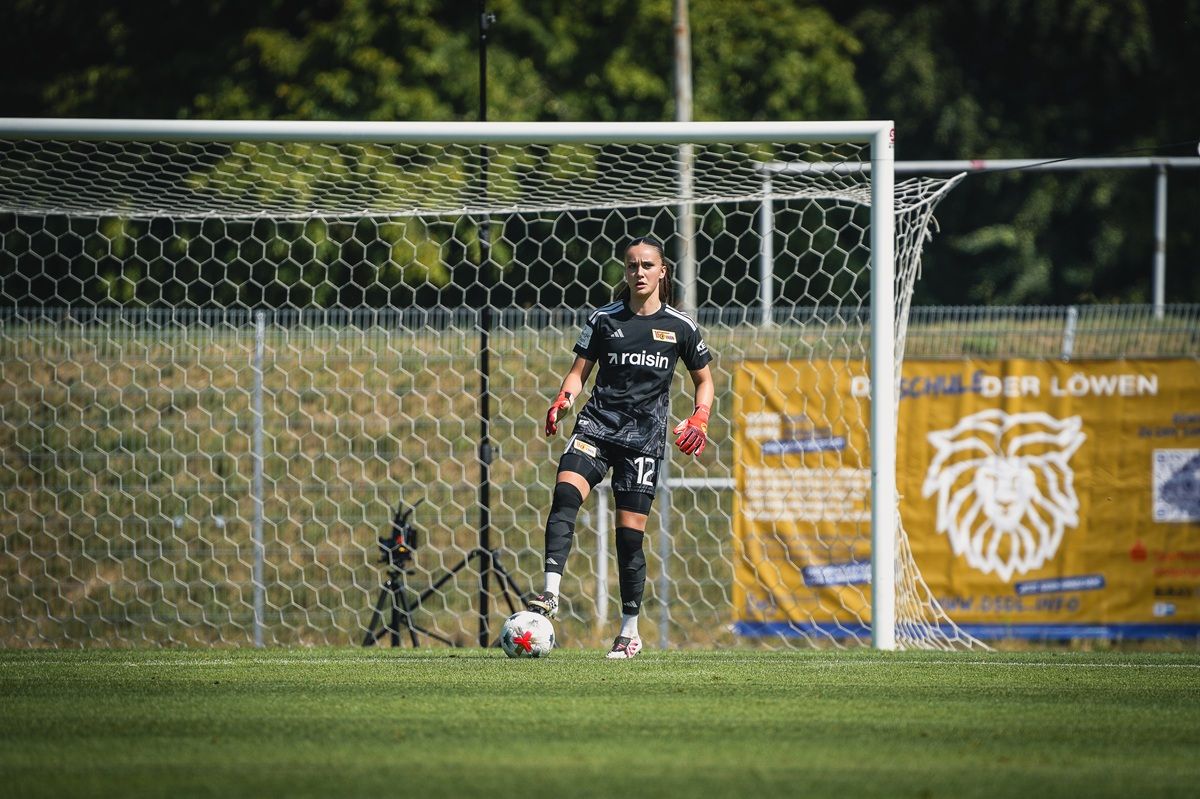 Ein Torwart steht in einer Fußballtorwart-Position auf dem Spielfeld, bereit für ein Spiel.