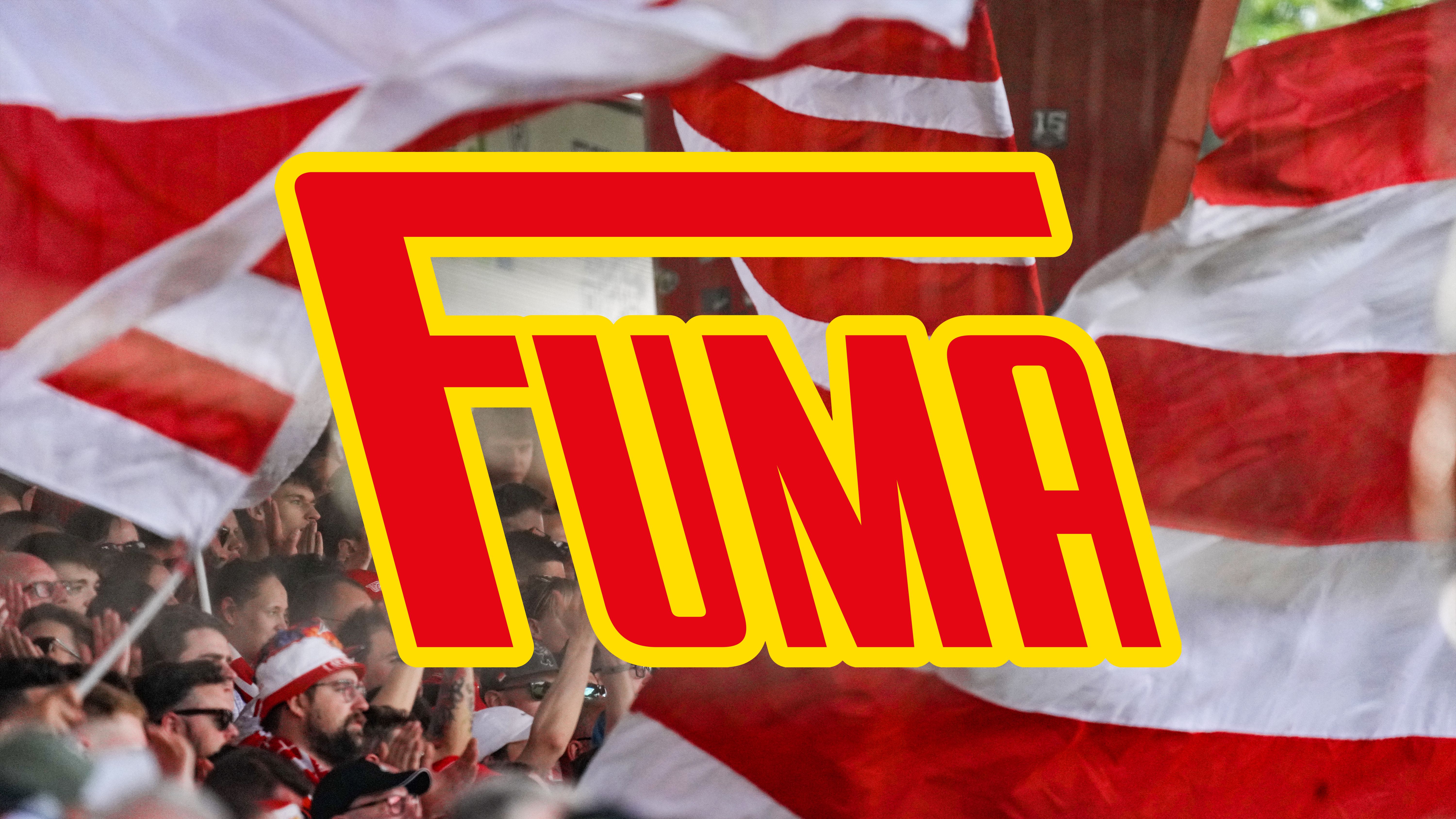 Fans mit roten und weißen Fahnen in einer jubelnden Menschenmenge, überlagert von dem Schriftzug "FUMA".