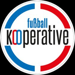 Logo der Fußballkooperative mit blauen und roten Kreisen und dem Schriftzug "fußball kooperative".