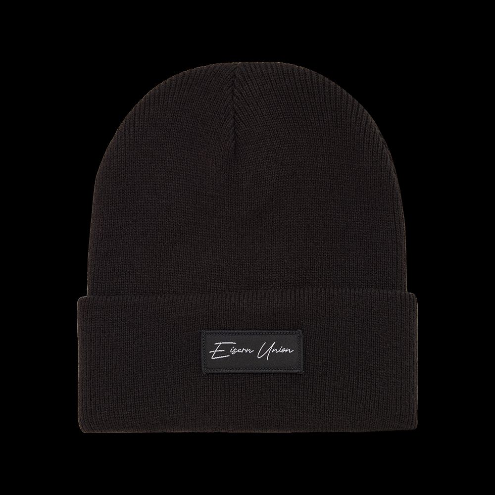 Schwarze Mütze mit umgeschlagenem Bündchen und einem sichtbaren Etikett mit Schriftzug.