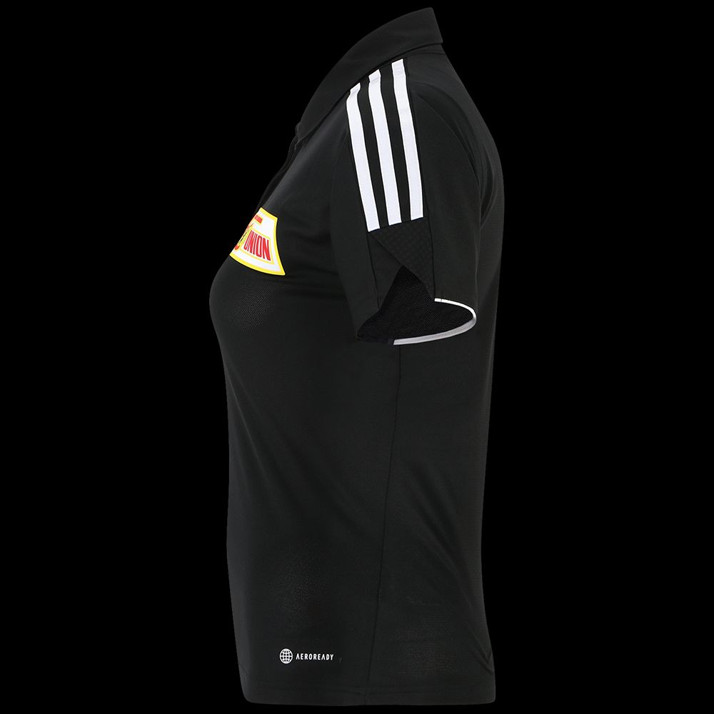 Schwarzes Shirt mit weißen Streifen auf den Schultern. Ein Logo auf der Vorderseite. Seitliche Sicht.