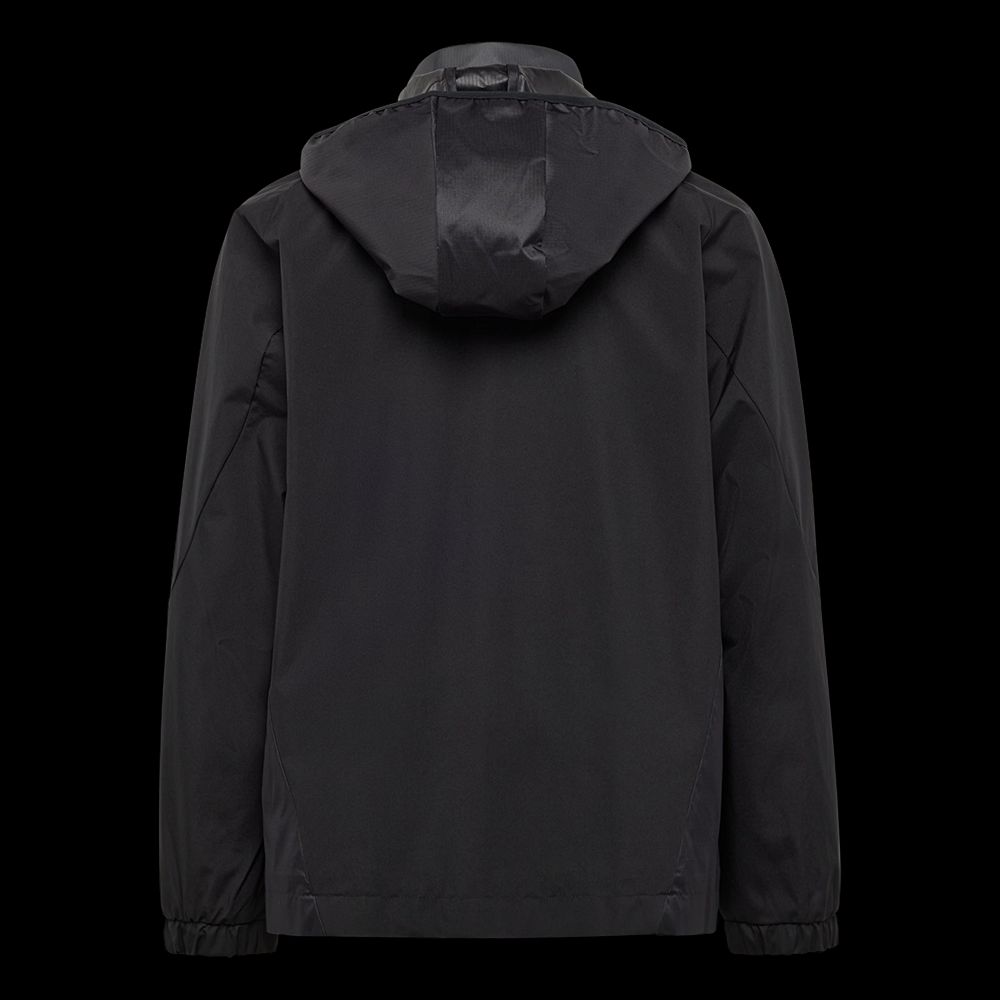 Schwarze Jacke mit Kapuze, von hinten sichtbar, einfache Schnittform und sportlicher Stil.