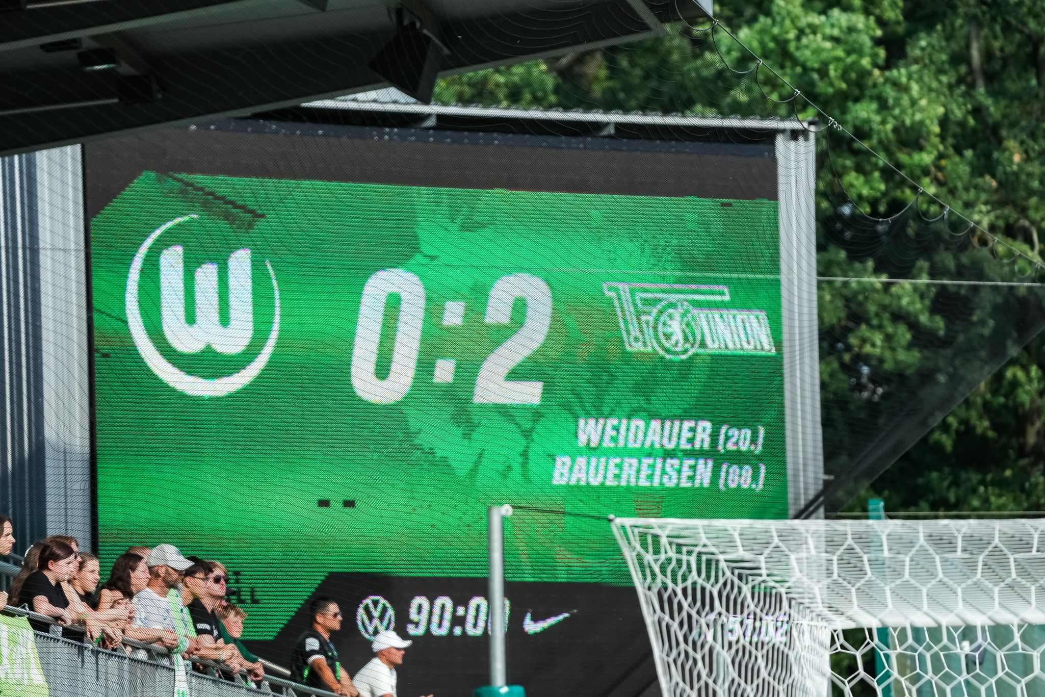 Ergebnisanzeige eines Fußballs Spiels: Wolfsburg 0, Union Berlin 2, mit Torschützen Weidauer (20.) und Bauerreisen (68.).