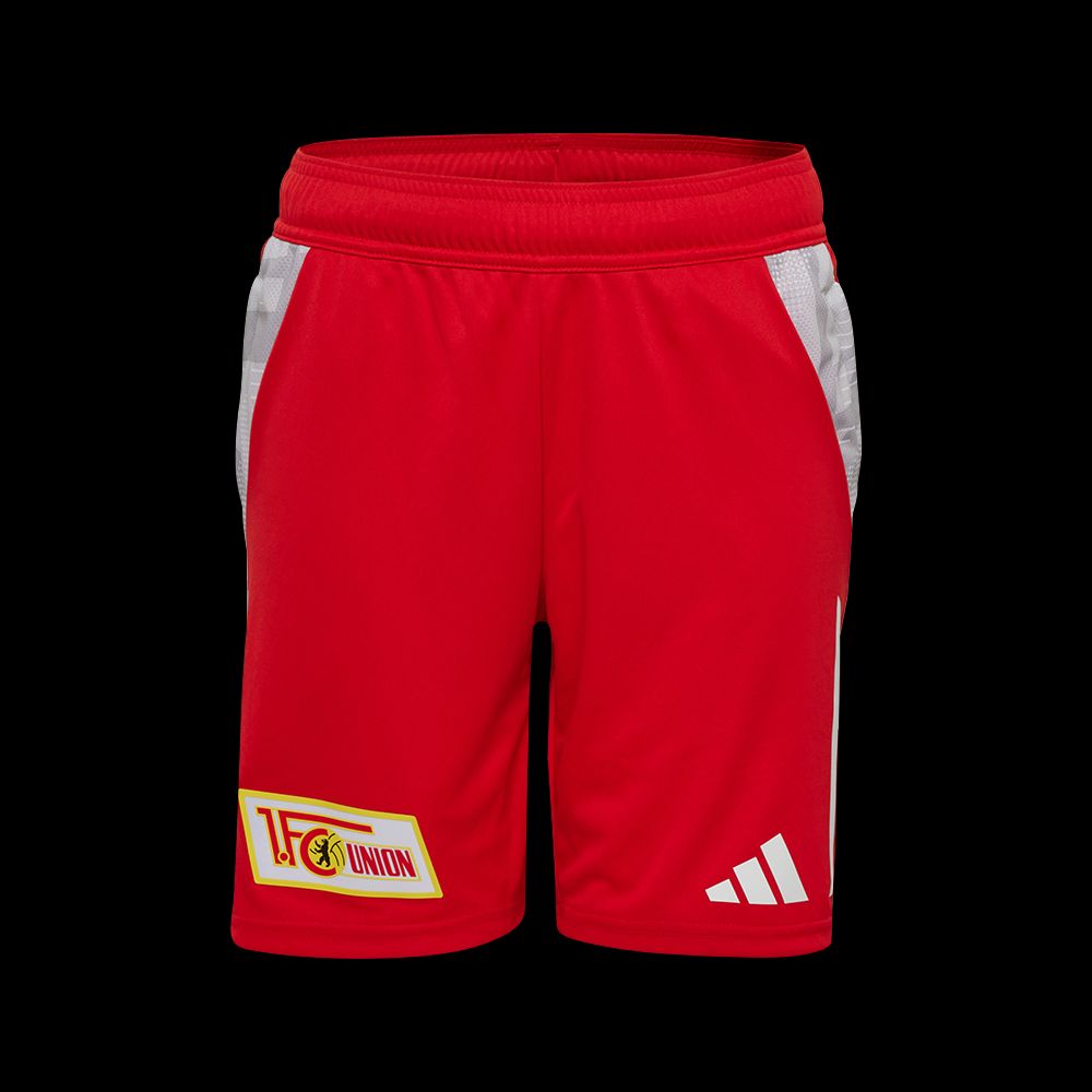 Rote Sportshorts. Weißer Streifen. Aufdruck "1. FC Union". Mit Adidas-Logo.