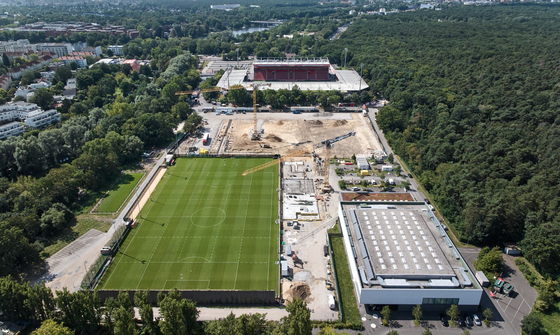 Eisernes Kran-Ballett am Trainingszentrum Alte Försterei 