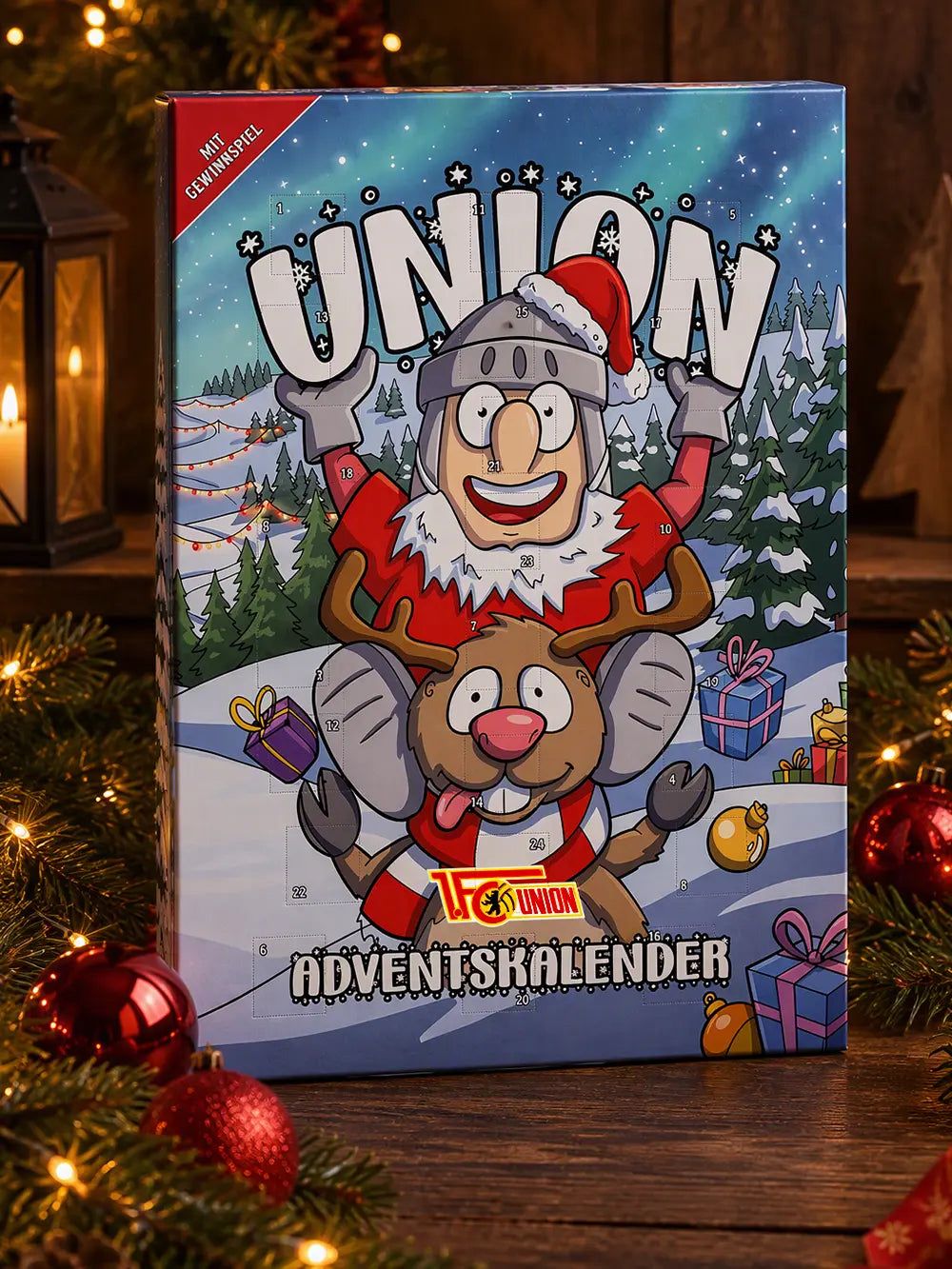 Bunter Adventskalender mit einem weihnachtlichen Motiv, einem lächelnden Charakter in Rüstung und einem Rentier, umgeben von Geschenken und Lichtern.