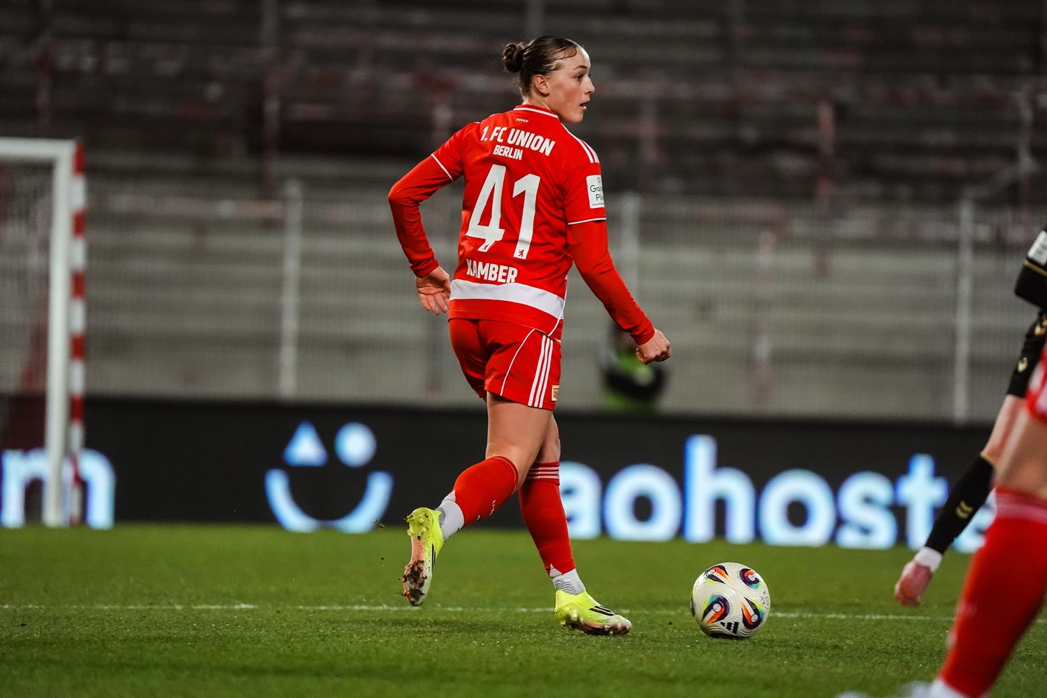 Eine Fußballspielerin in rotem Trikot mit der Nummer 41 läuft über das Spielfeld.