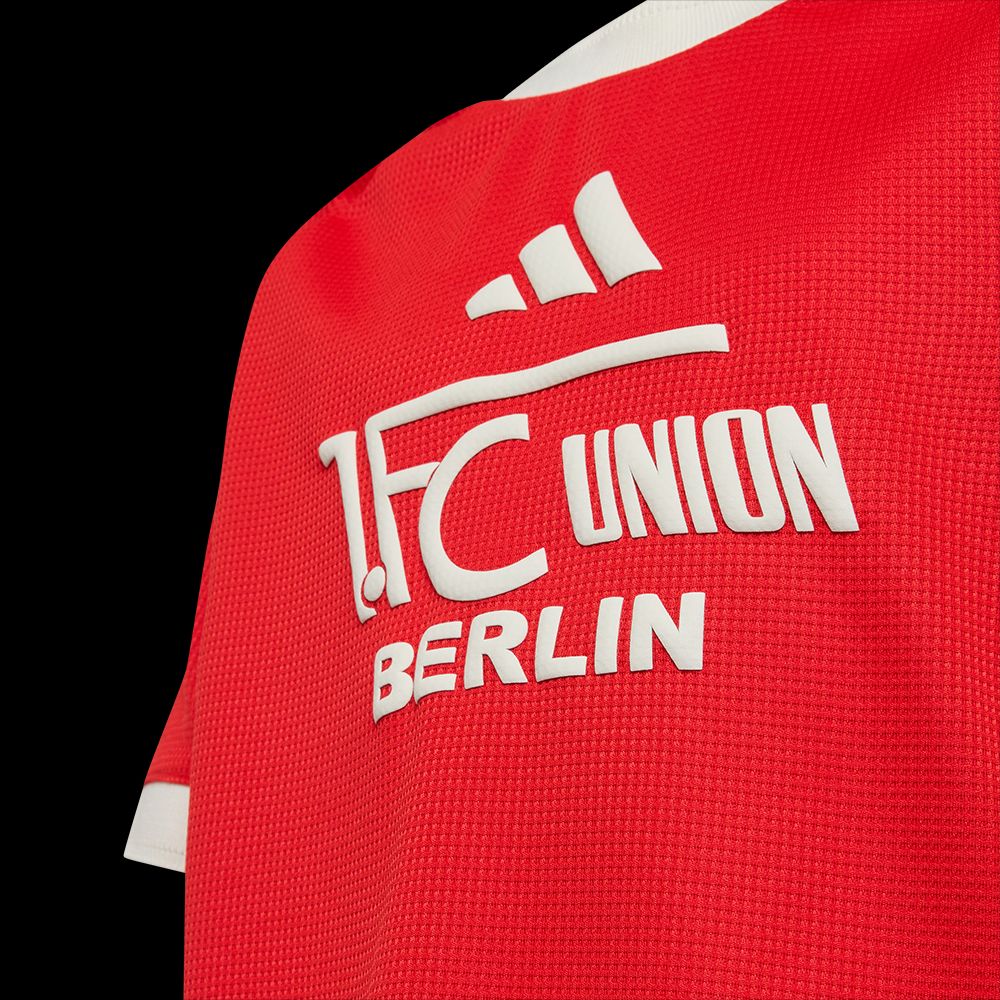 Rotes Trikot mit weißen Akzenten und dem Schriftzug "1. FC UNION BERLIN" sowie dem Adidas-Logo.