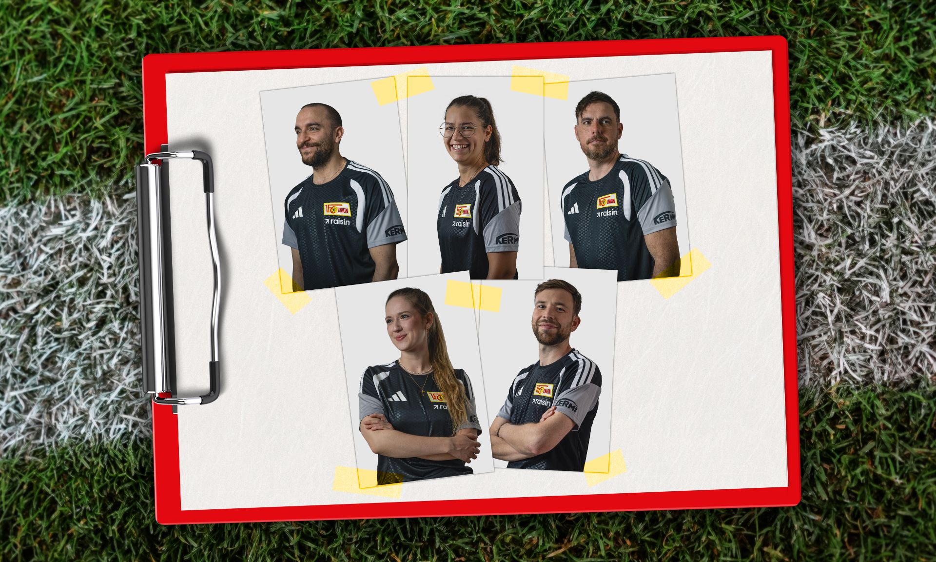 Vier Personen in Sportbekleidung auf einem Clipboard, umgeben von Rasen und mit Klebeband befestigt.
