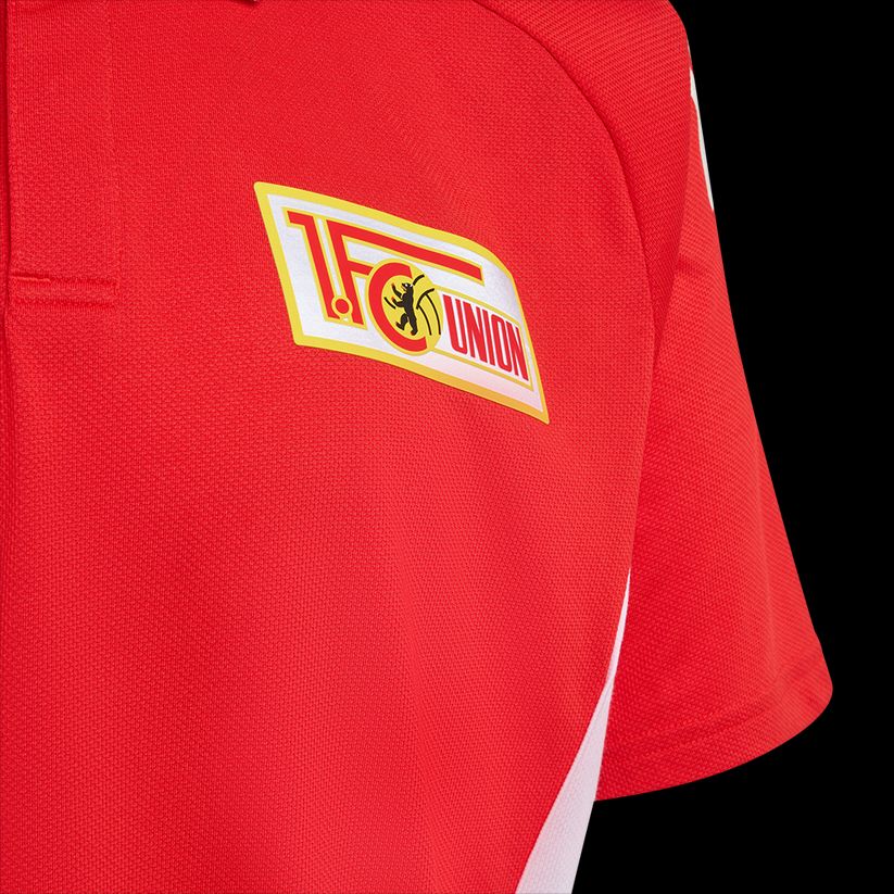 Rotes Poloshirt mit dem Logo des 1. FC Union Berlin.