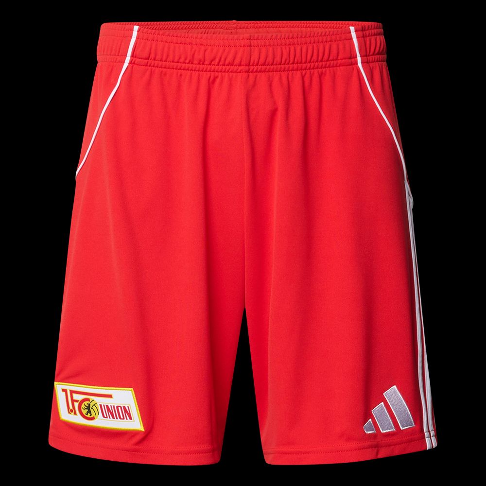 Rote Sportshorts mit gelbem Clublogo und weißen Akzenten von Adidas.