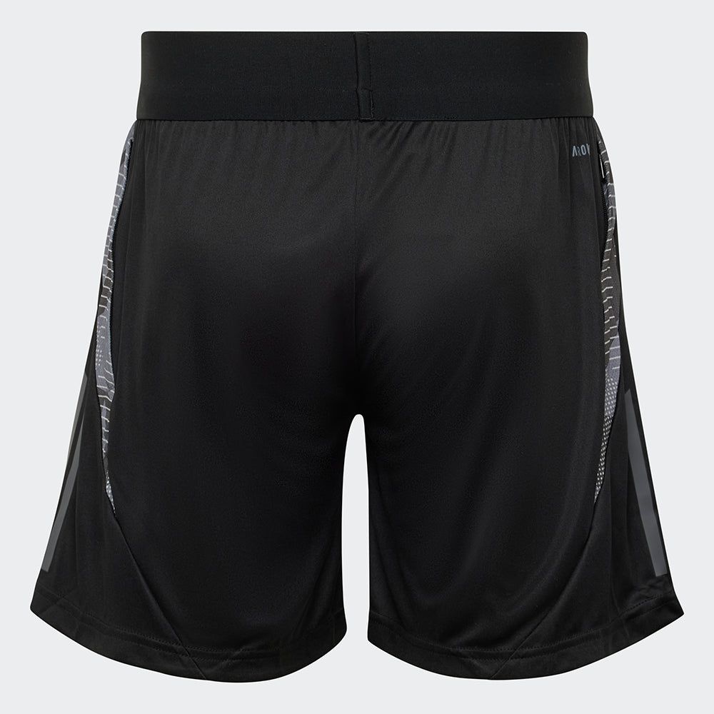 Schwarze Sportshorts. Graue Streifen an den Seiten. Man sieht sie von hinten.