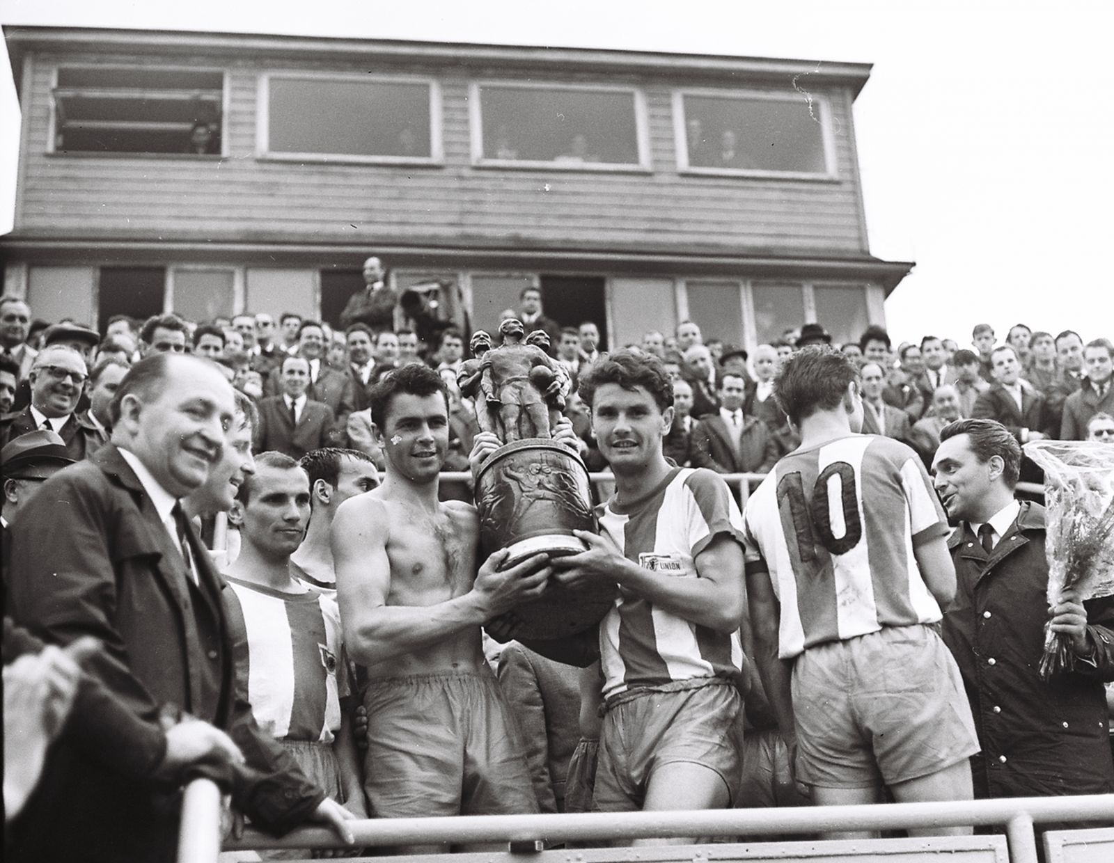 1968 gewinnt der 1. FC Union Berlin den FDGB-Pokal. Zentral mit der Trophäe: links Meinhard Uentz, rechts Wolfgang Wruck.
