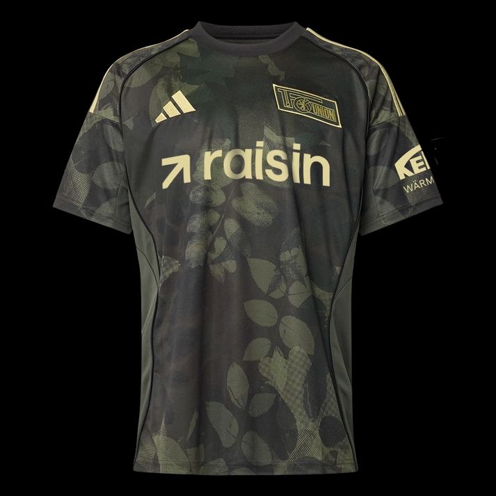Schwarzes Fußballtrikot mit floralem Muster und Logos von Adidas und Raisin.