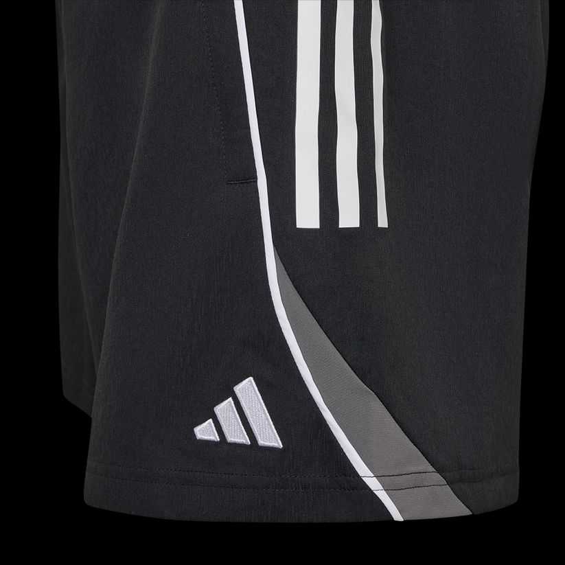 Schwarze Sportshorts mit weißen Streifen und dem Adidas-Logo in der unteren Ecke.