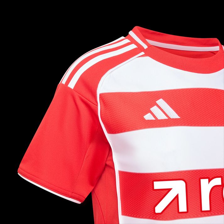 Rotes Sporttrikot mit weißen Streifen und adidas-Logo auf der Vorderseite.