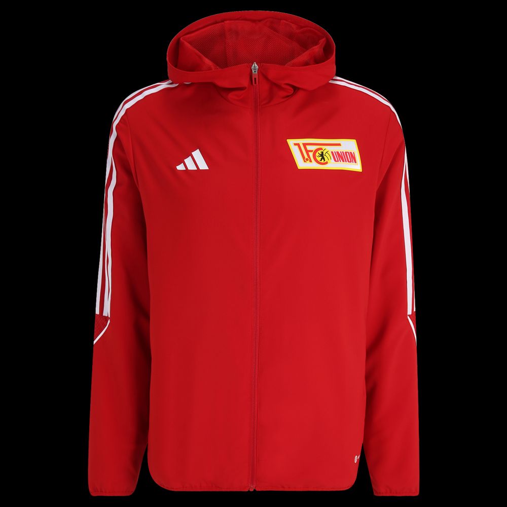 Rotes Sportjackett mit Kapuze, Adidas-Logos und dem Logo des 1. FC Union Berlin auf der Brust.
