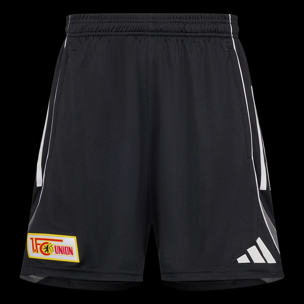 Schwarze Sportshorts mit weißen Streifen und einem Logo des 1. FC Union Berlin auf der linken Seite.