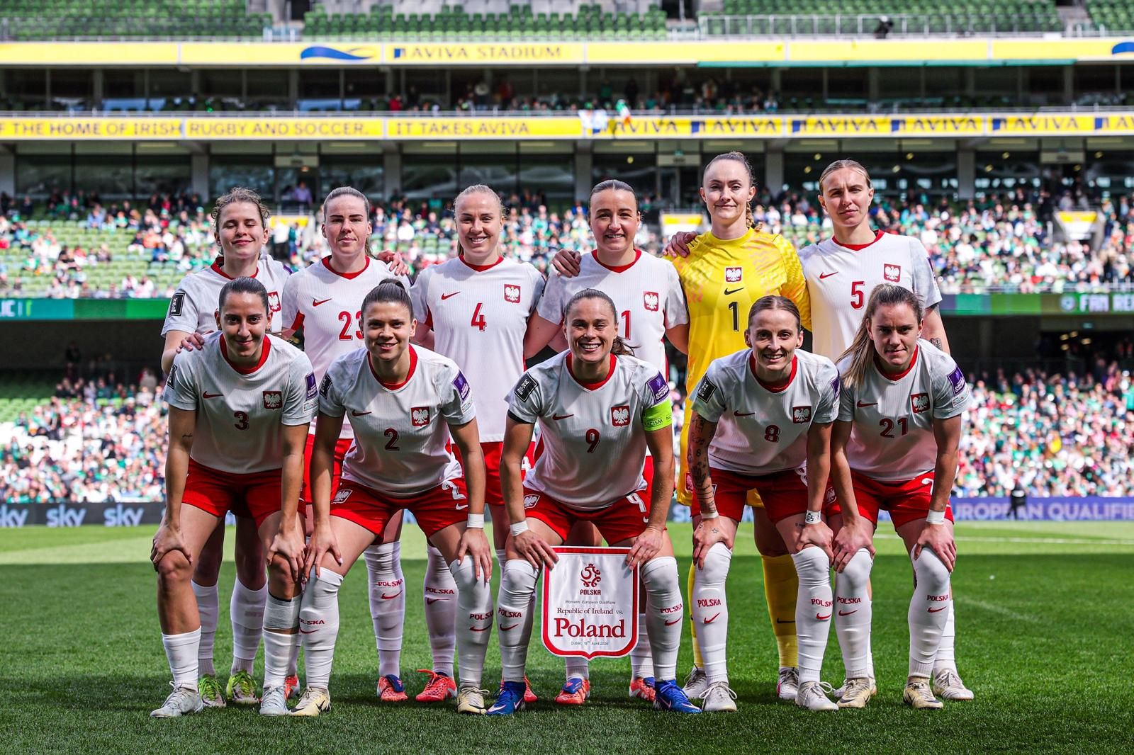 Die polnische Frauenfußballmannschaft posiert auf dem Spielfeld im Aviva Stadium für ein Gruppenbild vor einem Spiel.