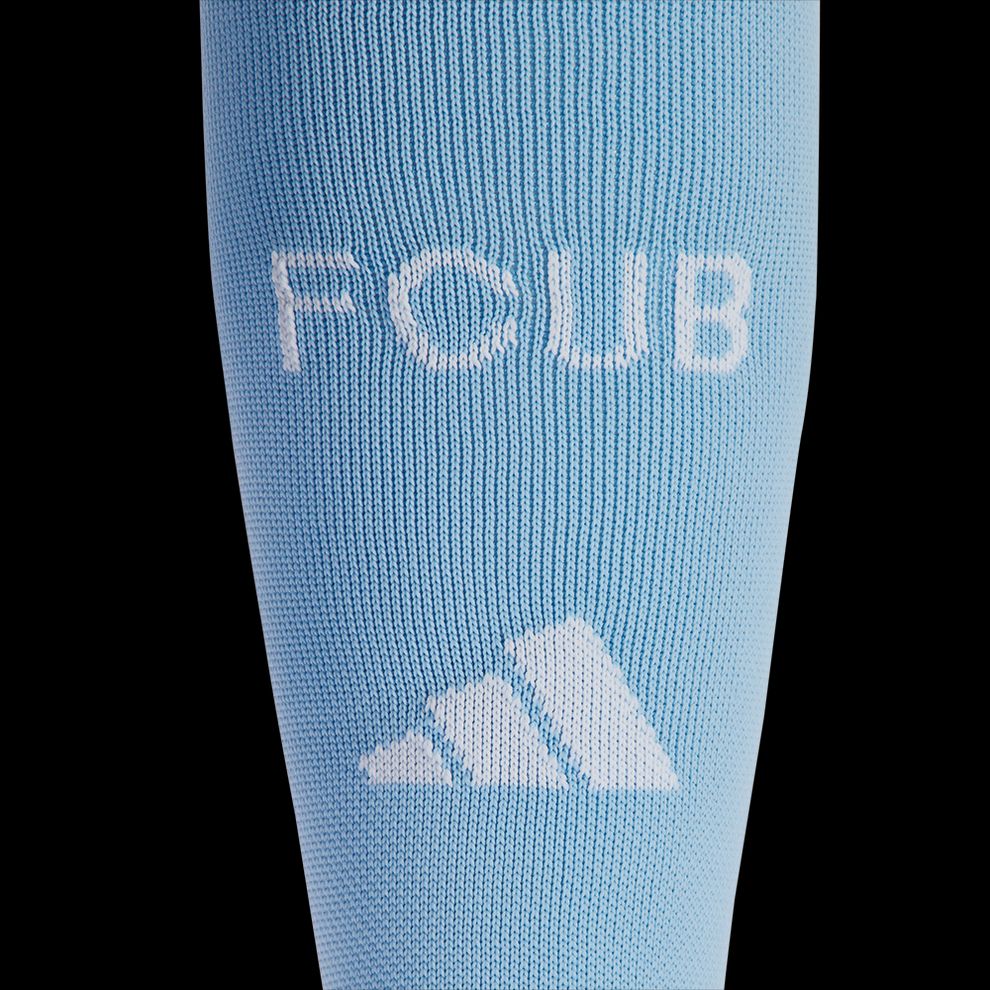 Hellblaue Socke mit weißer Aufschrift "FCUB" und dem Adidas-Logo.