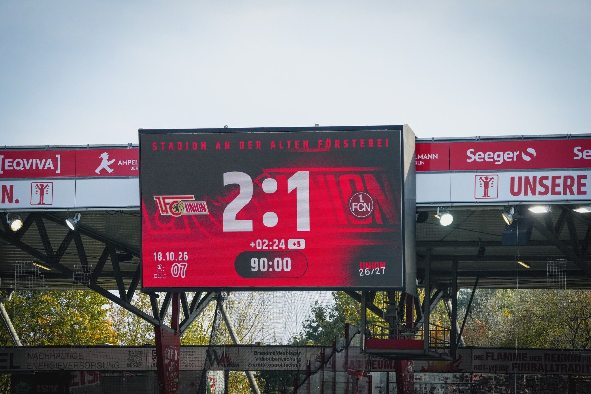 Ergebnisanzeige mit dem Hinweis 2:1 für Union, Spielzeit 90:00, zusätzliche Zeit 02:24, Stadion an der alten Försterei.