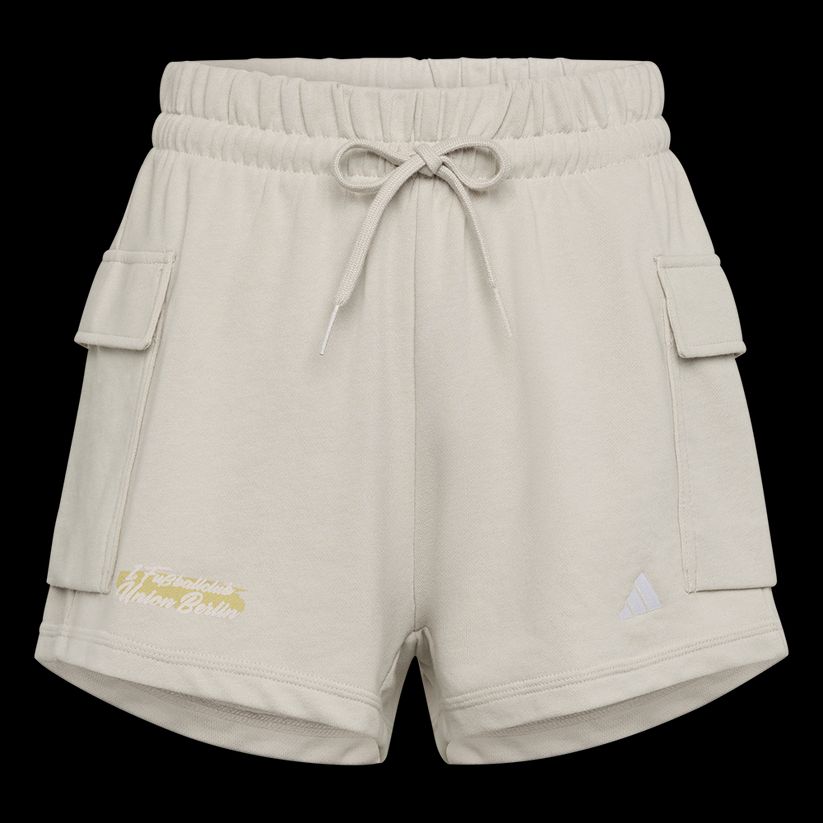 Beige Sportshorts mit elastischem Bund, seitlichen Taschen und adidas-Logo.