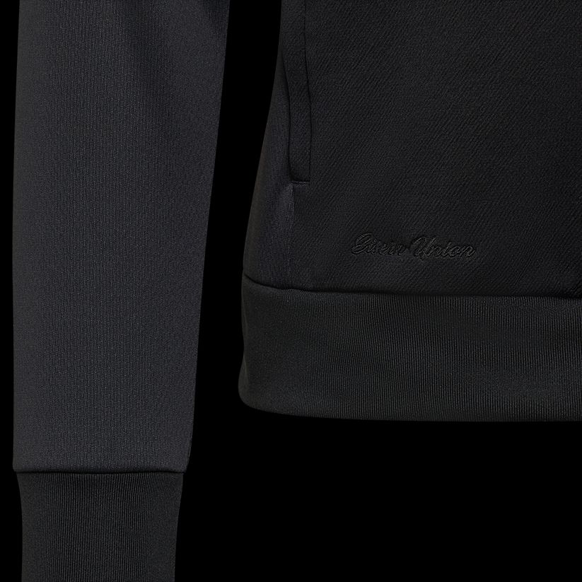 Schwarzer Hoodie mit texturiertem Stoff und einem Branding am Saum. Der Kragen und die Ärmel sind ebenfalls in Schwarz gehalten.
