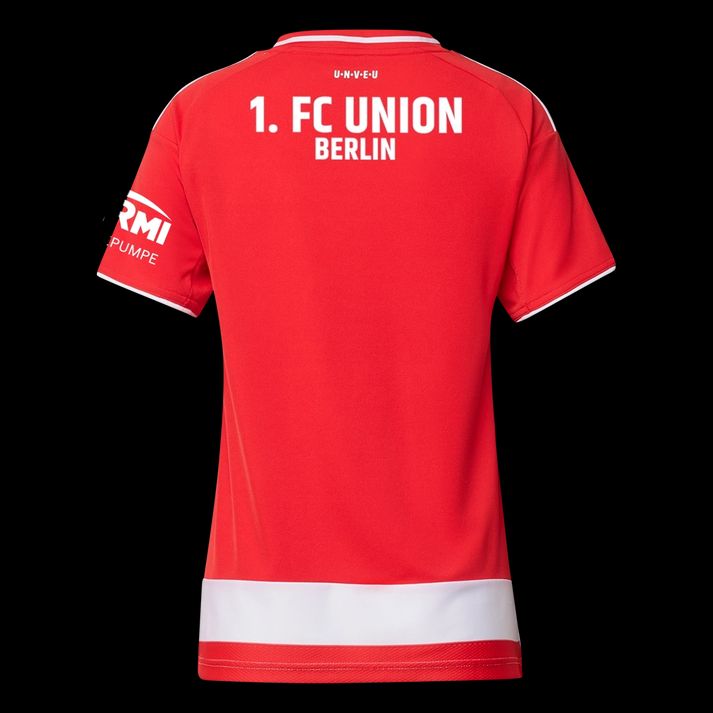 Rotes Fußballtrikot mit dem Aufdruck "1. FC UNION BERLIN" auf dem Rücken und Logo auf dem linken Ärmel.