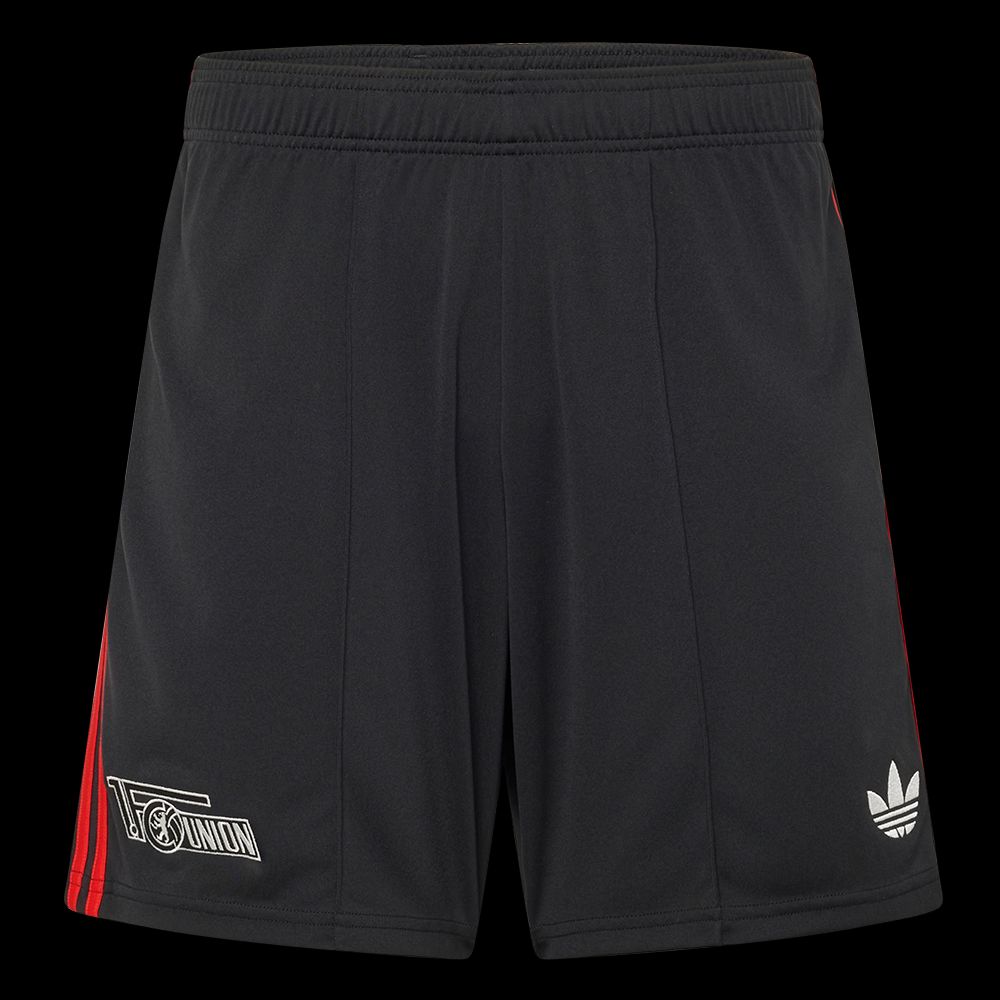 Schwarze Sportshorts mit roten Streifen und Logo des FC Union Berlin sowie dem Adidas-Logo auf der linken Seite.