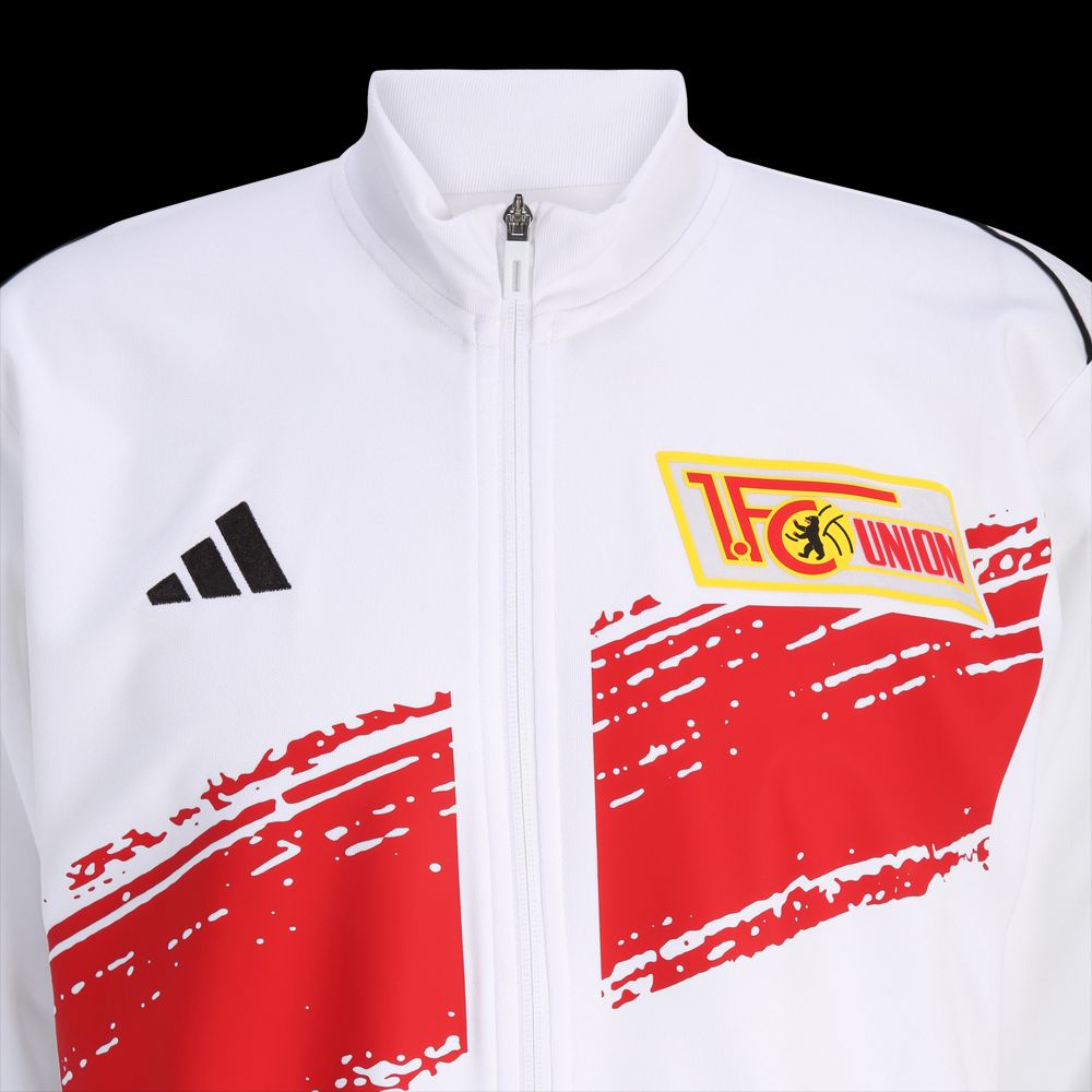Weißer Sportanzug mit rotem Streifen, Adidas-Logo und dem Emblem von 1. FC Union Berlin.