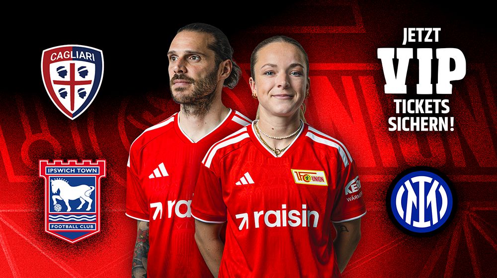 Zwei Personen in roten Fußballtrikots vor einem roten Hintergrund mit Vereinslogos von Cagliari, Ipswich Town und Inter Mailand.