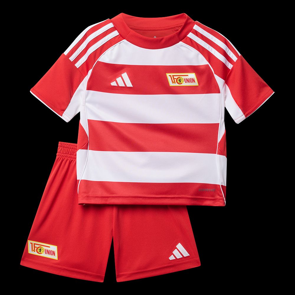 Kinderfußballtrikot in Rot und Weiß mit gestreiftem Design und Shorts, markiert mit dem Logo von 1. FC Union Berlin.