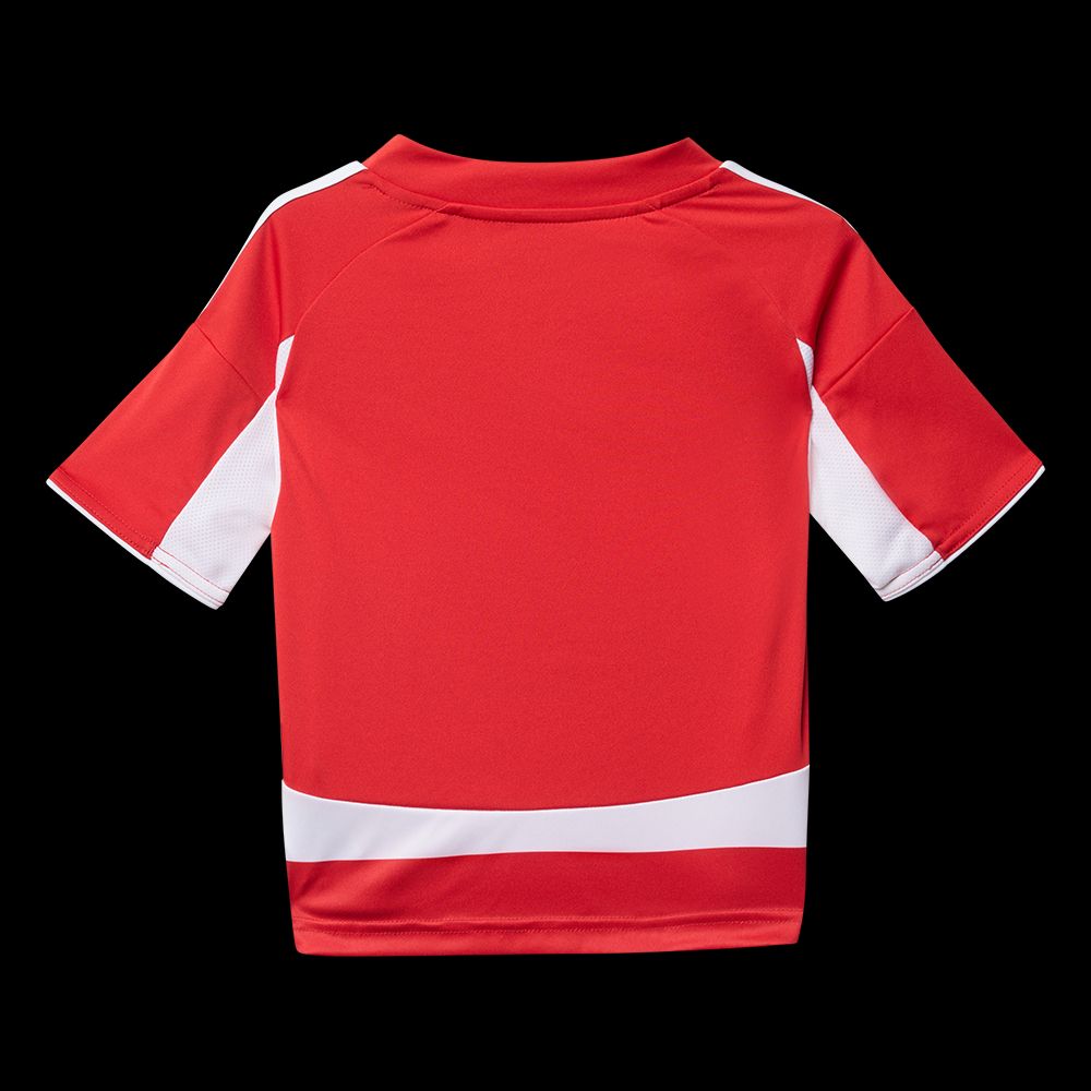 Rotes Sporttrikot mit weißen Einsätzen und einem breiten weißen Streifen am unteren Rand.