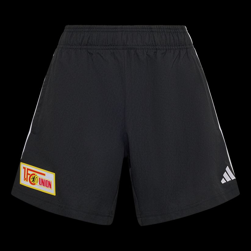 Schwarze Sportshorts mit Logo von 1. FC Union Berlin und weißen Streifen an den Seiten.