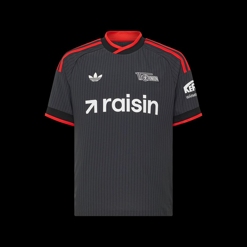 Schwarzes Fußballtrikot mit roten Akzenten, dem Logo von Raisin und den Adidas-Streifen auf den Schultern.