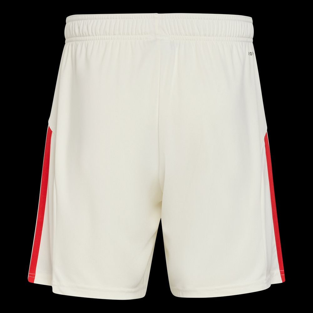 Weiße Sportshorts mit roten Seitenstreifen, elastischem Bund und ohne sichtbare Taschen.